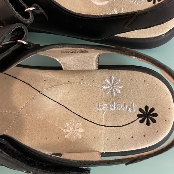 Size 10 1/2 Propet sandals ( by The Walking Shoe Company - Picture 5 of 7